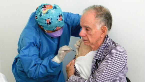 Más de mil adultos mayores de Miraflores recibieron la dosis bivalente contra el COVID-19. Foto: Difusión.