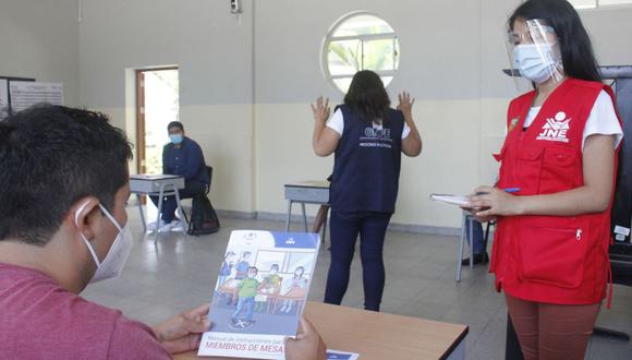 Si no acude a votar o no cumple con su deber de ser miembro de mesa o se rehúsa a reemplazarlo, el organismo electoral le impondrá una multa que oscila entre S/22 y S/220. (Foto: Andina)