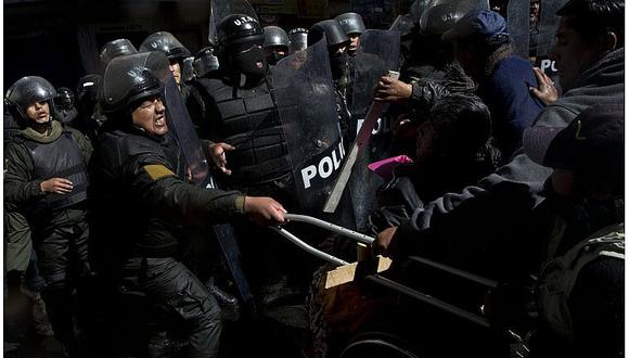 Policía reprime a discapacitados con gases y agua en La Paz 