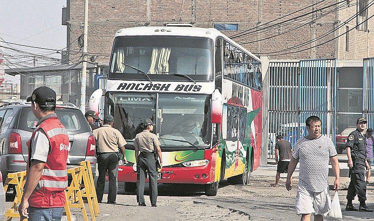 Buses hacen nuevo "Terminal de Fiori" y venta de pasajes continúa