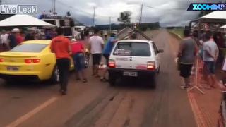 Brasil: un pequeño Fiat Uno se enfrenta a un Camaro y ocurre lo inesperado (VIDEO)