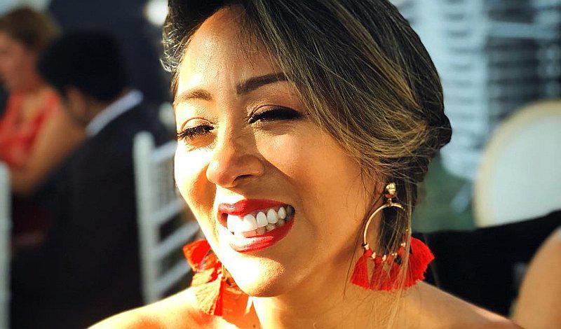 Cathy Sáenz luce totalmente regia en look para boda