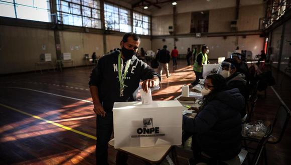Un peruano deposita su voto en uno de los centros electorales dispuestos para las elecciones del Perú en Buenos Aires, Argentina, el 6 de junio del 2021. (EFE/ Juan Ignacio Roncoroni).