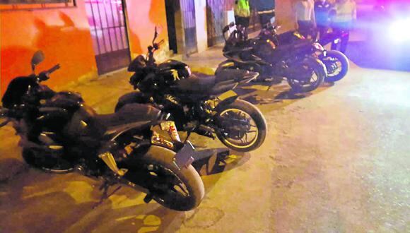 Ica: en los exteriores de la vivienda intervenidas, las autoridades hallaron cuatro motocicletas lineales, de propiedad de los policías detenidos. (Foto: GEC)
