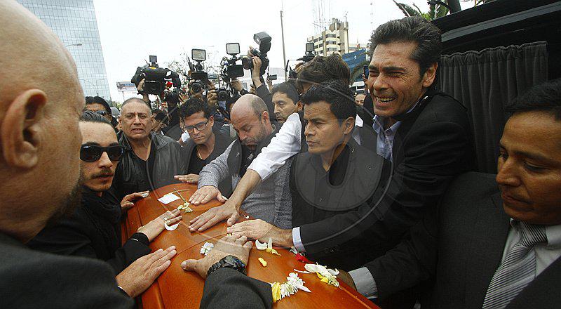 Ricky Tosso: Christian Domínguez lloró tras tocar ataúd del actor [FOTOS] 