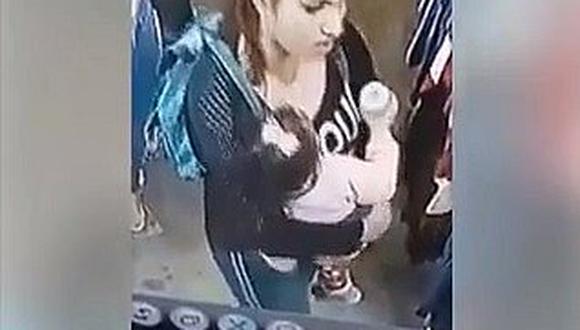 Mujer golpea a bebé por no tomar su leche, pero no imaginó que era grabada (VIDEO)
