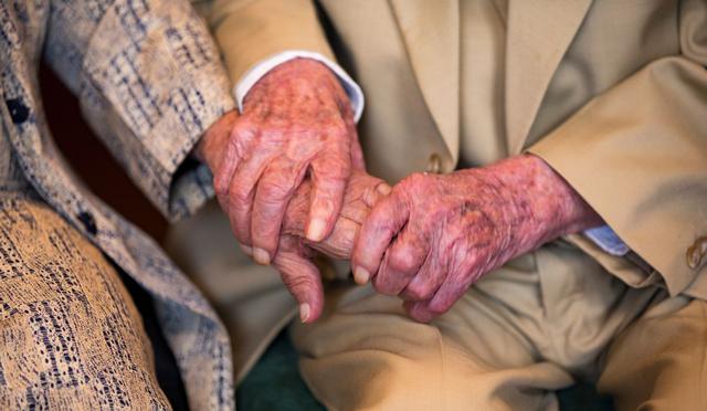 El ecuatoriano Julio César Mora Tapia, de 110 años, sostiene la mano de su esposa, Waldramina Maclovia Quinteros Reyes, de 104. (Foto: EFE/José Jácome)