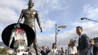 Cristiano Ronaldo: Su estatua es pintada con el nombre y el número de Lionel Messi