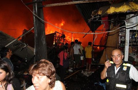 Incendio destruye 260 puestos de mercado en Villa el Salvador