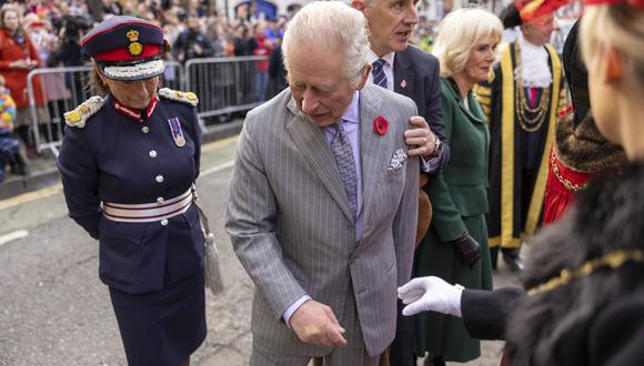 El rey Carlos III de Gran Bretaña reacciona después de que le arrojaran un huevo durante una ceremonia en Micklegate Bar en York, norte de Inglaterra, el 9 de noviembre de 2022 como parte de una gira de dos días por Yorkshire. (Foto de James Glossop / PISCINA / AFP)
