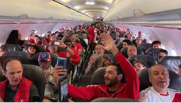 Peruanos cantan a todo pulmón "Contigo Perú" en pleno vuelo a Brasil para la final de la Copa América 