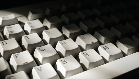 Trucos caseros para limpiar el teclado de la computadora y dejarlo como nuevo. (Foto: Pexels)