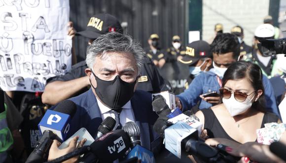 El abogado del expresidente Alberto Fujimori, César Nakazaki, declaró a los periodistas en los exteriores de la Diroes. (Foto: Hugo Pérez / @photo.gec)