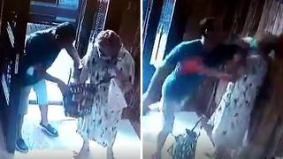 Hombre tumba de un puñetazo a abuelita y le roba en la puerta de su casa | VIDEO