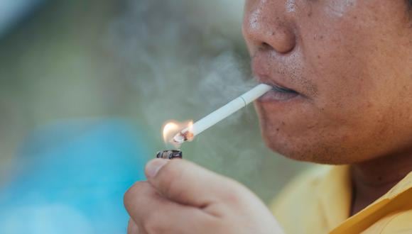 El tabaco favorece el crecimiento de la placa bacteriana al disminuir el flujo salival y, por ende, la aparición de lesiones cariosas. (Foto: SANGMANEE)