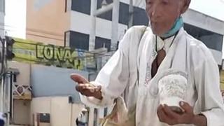 No acepta menos de 10 pesos: abuelito ‘rechaza’ limosna y reacción es tendencia [VIDEO]