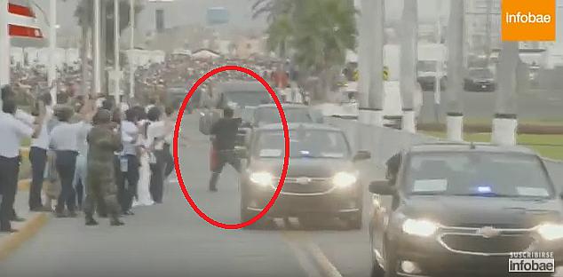 Joven burla seguridad y detiene el auto del papa Francisco (VIDEO)