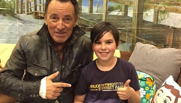 Bruce Springsteen excusa a niño que llegó tarde a clases por ir a su concierto    