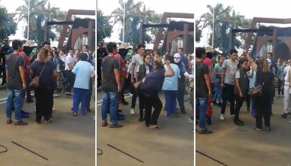Madre saca a correazos a su hijo de una protesta en plena universidad (VIDEO)