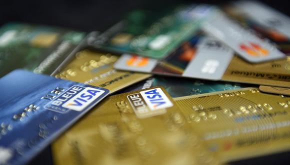 Con la tarjeta de crédito puedes usar el dinero que el banco te presta y después devolverlo, pero tienes que saber qué es lo que cobran (Foto: Anne-Christine Poujoulat / AFP)