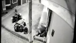 Pareja se salva de ser asaltada por dos rateros en moto y momento es captado por cámara de seguridad│VIDEO