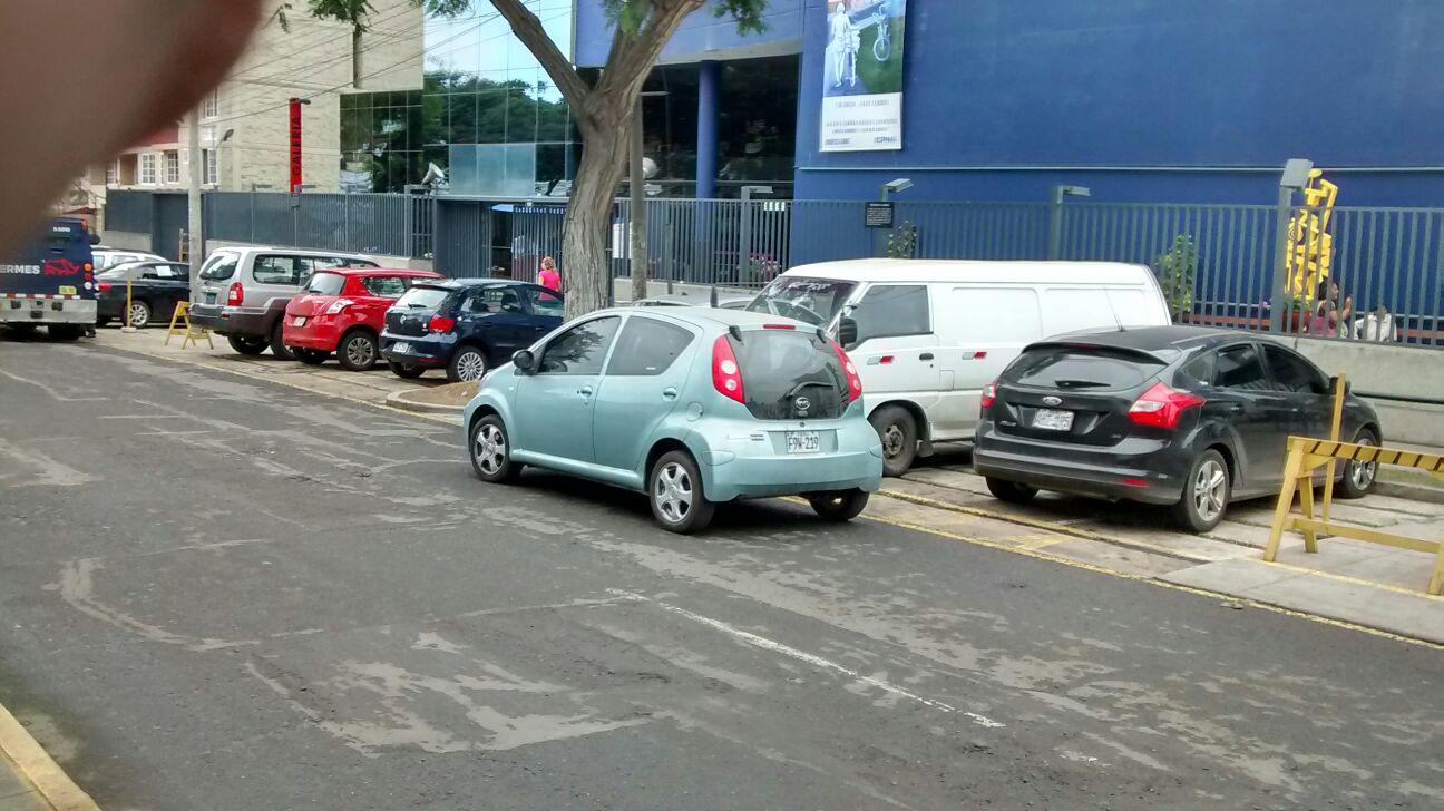 San Isidro: Auto mal estacionado impide salida de carros
