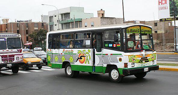 Policía dispara en la cabeza a un cobrador de combi y lo asesina