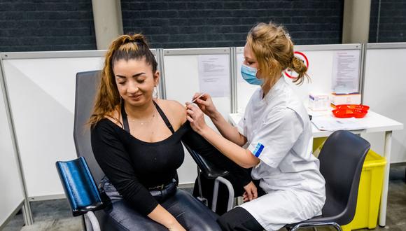 Una mujer recibe una dosis de la vacuna contra el coronavirus en el Centro Médico Erasmus MC en Rotterdam. (Marco de Swart / ANP / AFP).