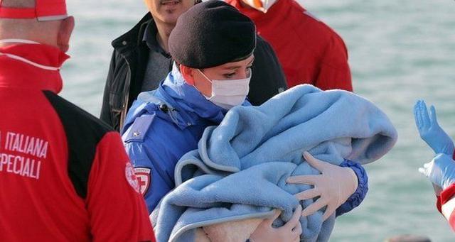 Nace bebé en buque de rescate de inmigrantes en el Mediternáneo  
