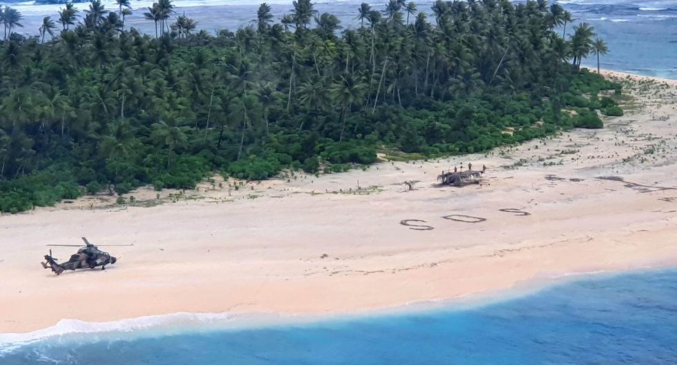 Tres hombres que se quedaron varados en Pikelot, una remota isla del Pacífico, fueron auxiliados por las autoridades australianas y estadounidenses después de que se detectara una enorme señal de auxilio escrito en la arena. (AFP / Australian Defence Force).