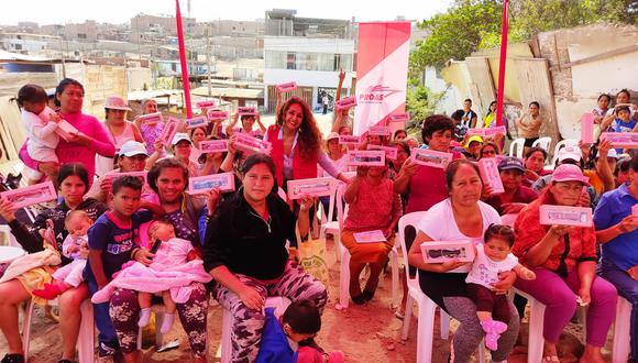 La Asociación Pro Asistencia Social (PROAS) llevó canastas de víveres de primera necesidad y regalos a las mamitas asistentes. Foto: Difusión.