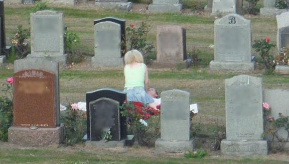 Pareja es sorprendida teniendo sexo en un cementerio [FOTO] 