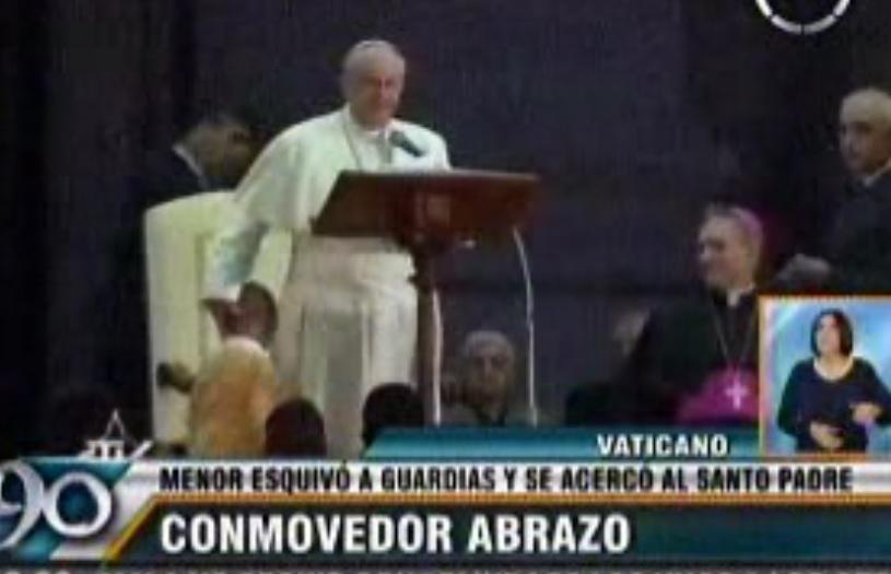 Niño burla seguridad del Papa para darle abrazo [VIDEO]