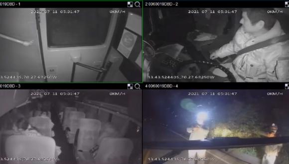 Las cámaras de seguridad del bus captaron el violento asalto de parte de cinco delincuentes. (Captura de video)