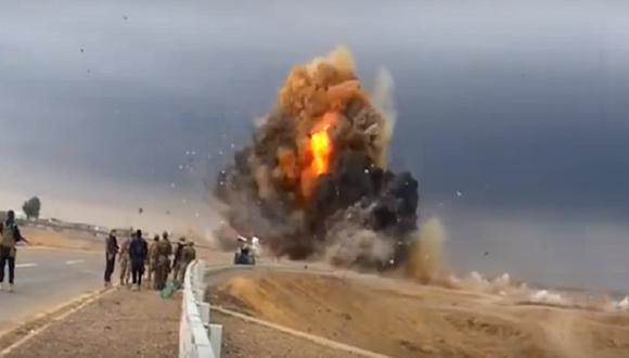​Youtube: Impactante video capta explosión de cochebomba con terrorista del Estado Islámico dentro