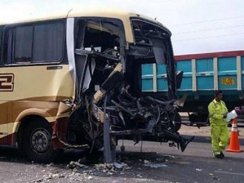 Pisco: Dos muertos tras choque entre bus y camioneta