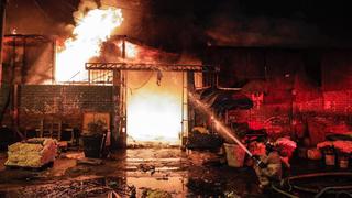 Rímac: voraz incendio destruyó más de 100 puestos del mercado de flores Santa Rosa | VIDEO 