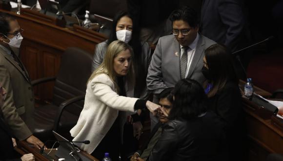 María del Carmen Alva jaloneó del brazo a la legislador Isabel Cortez (Foto: César Campos)