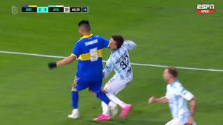 ¿La sacó barata? Codazo de Carlos Zambrano al filo del penal en el partido de Boca Juniors | VIDEO