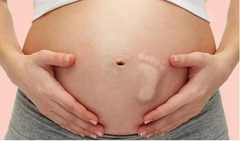 ¿Es verdad que los bebés patean el vientre para comunicarse?