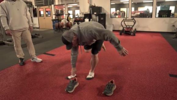De acuerdo a los expertos, el reto del anciano ayuda a conocer la estabilidad y equilibrio de nuestros cuerpos. (Foto: Mark Bell - Super Training Gym/YouTube)