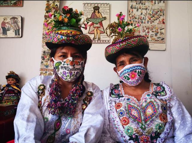 “El turno de la maravilla del arte textil diseñó la pollera sarhuina en mascarillas", describió la artista textil en su Facebook