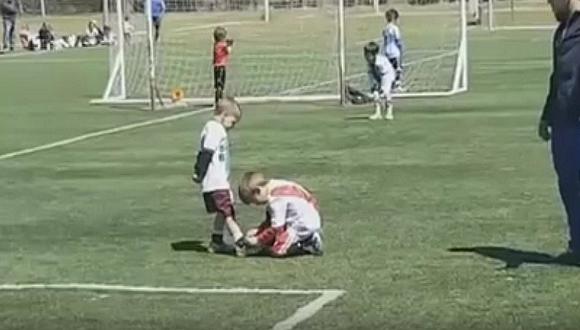 YouTube: Pequeño detiene un partido de fútbol para ayuda a su rival [VIDEO]