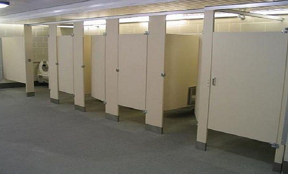 ¿Por qué las puertas en los baños públicos no están completamente