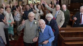 Abuelitos celebran su 75 aniversario de bodas en la misma iglesia que se casaron