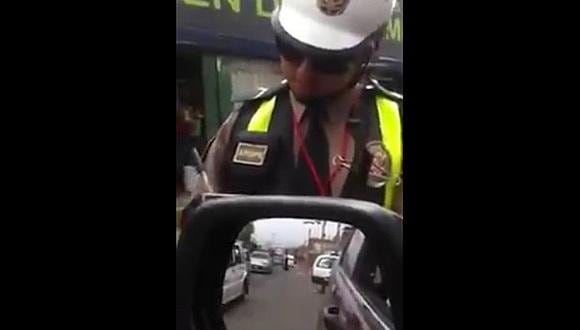 ¡Qué roche! Quiso denunciar a mujer policía pero no esperó la reacción de las redes sociales (VIDEO)