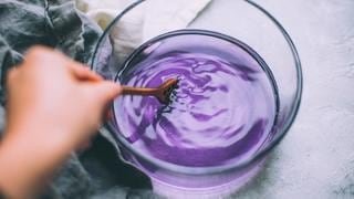 Abejas producen miel violeta e investigan para identificar el motivo de ese raro color