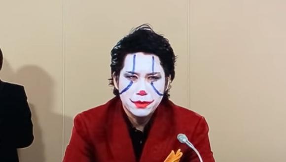 El candidato a gobernador de Chiba, Yuuske Kawai, no tuvo mejor idea que presentar su plan disfrazado del Joker, el villano de Batman. (Foto: Captura de pantalla)