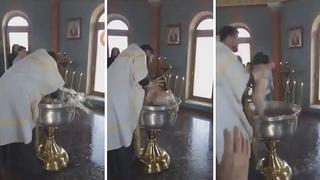 Otro sacerdote bautiza violentamente a bebé (VIDEO)