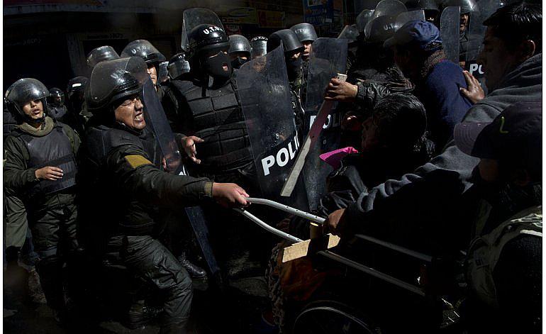 Policía reprime a discapacitados con gases y agua en La Paz 
